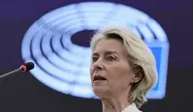 Kobieta przemawiająca przy mikrofonie podczas wystąpienia w Parlamencie Europejskim