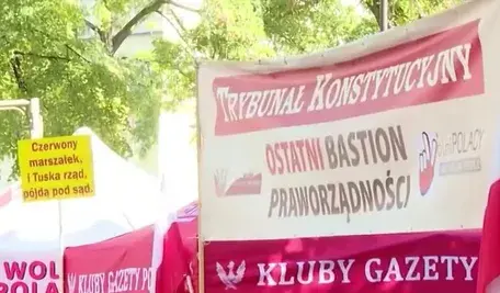 „Uśmiechnięte” bezprawie. Skok na Trybunał i brutalne wyrzucanie urzędników
