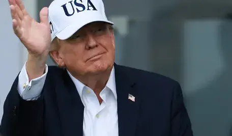 Donald Trump podczas publicznego wystąpienia. Zdjęcie ilustruje artykuł o napięciach między Stanami Zjednoczonymi a Republiką Południowej Afryki oraz restrykcjach wobec przedstawicieli władz RPA.