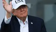 Donald Trump podczas publicznego wystąpienia. Zdjęcie ilustruje artykuł o napięciach między Stanami Zjednoczonymi a Republiką Południowej Afryki oraz restrykcjach wobec przedstawicieli władz RPA.