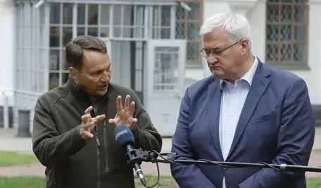 epa13236717 Minister spraw zagranicznych Polski Radosław Sikorski (z lewej) wypowiada się obok ministra spraw zagranicznych Ukrainy Andrija Sybihy (z prawej) podczas wspólnej konferencji prasowej w Soborze Mądrości Bożej (Soborze Sofijskim) w Kijowie na Ukrainie, 13 września 2026 r. Sikorski przybył do Kijowa 11 września, aby spotkać się z przedstawicielami najwyższych władz Ukrainy, i przedłużył swoją wizytę na weekend. EPA/SERGEY DOLZHENKO Dostawca: PAP/EPA.