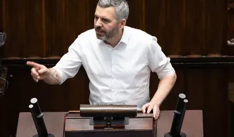 Poseł Maciej Konieczny nie jest zwolennikiem prawicy, ale nie wyraża tego w nienawistny czy chamski sposób jak choćby marszałek Sejmu