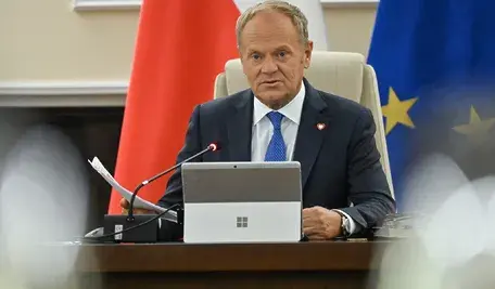 Warszawa, 15.09.2026. Premier Donald Tusk na posiedzeniu rządu w KPRM w Warszawie, 15 bm. Rada ministrów zajmie się m.in. zmianami w Prawie o ruchu drogowym zaostrzającymi kary za wjazd na przejazd kolejowy przy czerwonym świetle.
