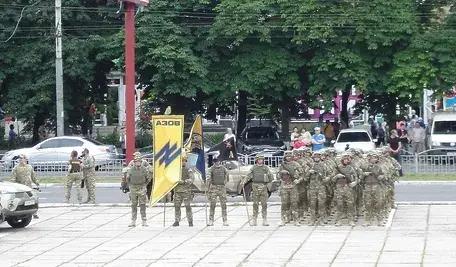 Bagaż historii i radykalna symbolika. Ludzie powiązani z pułkiem Azow otwierają hub w Warszawie
