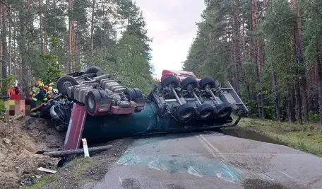Przewrócone auto ciężarowe zmiażdżyło osobówkę, dwie osoby zginęły