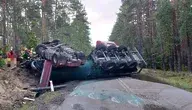 Przewrócone auto ciężarowe zmiażdżyło osobówkę, dwie osoby zginęły