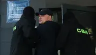 Poseł Wojciech Król (C) doprowadzany na przesłuchanie w katowickim biurze Prokuratury Europejskiej 