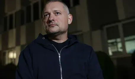 Poseł KO Wojciech Król nie trafi do aresztu, co wywołało oburzenie polityka PiS Michała Wójcika, który domaga się wyjaśnienia decyzji sądu.