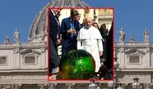 Czym jest tajemnicza zielona kula, którą dostał papież Leon XIV?