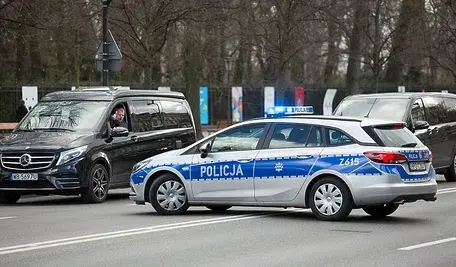 Radiowóz policyjny na środku ulicy