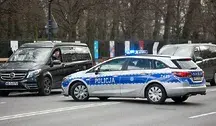 Radiowóz policyjny na środku ulicy