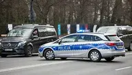 Radiowóz policyjny na środku ulicy