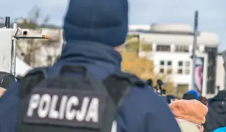 Sam fakt posiadania kamizelki z napisem policja nie oznacza zawsze, że jej właściciel jest policjantem. Boleśnie przekonał się o tym wczoraj właściciel domu pod Ostrołęką