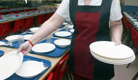 Dieta planetarna w polskich szkołach – nowe zasady żywienia uczniów zakładające ograniczenie mięsa i zwiększenie udziału posiłków roślinnych.