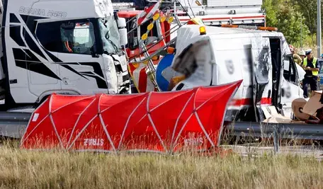 Tragiczny wypadek na autostradzie A1 w Mykanowie. Uszkodzona ciężarówka Scania i pojazd ekipy drogowej na miejscu zdarzenia