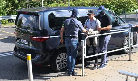 nwestor giełdowy Rafał Zaorski (C) doprowadzany do delegatury Prokuratury Krajowej w Katowicach