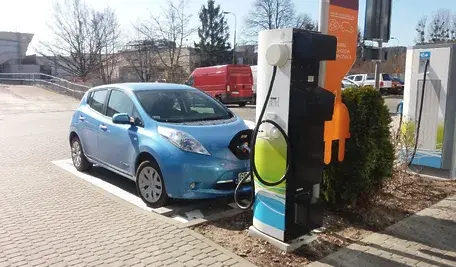 Europejczycy uciekają przed wysokimi cenami benzyny kupując auta elektryczne. Ale fiskus i tak za chwilę ich dopadnie