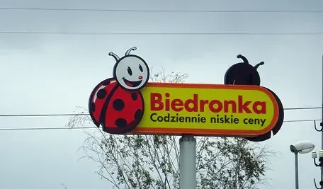 Biedronka wydłuża termin ważności voucherów za zwrot opakowań objętych systemem kaucyjnym z 30 do 120 dni, dając klientom więcej czasu na ich wykorzystanie.