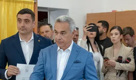 Carlin Georgescu, który wygrał anulowane wybory prezydenckie w Rumunii, został zatrzymany przez policję
