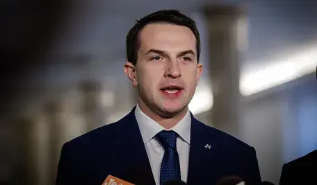Rzecznik rządu Adam Szłapka zapowiedział, że Sejm nie zajmie się prezydenckim projektem PKN, a rząd zamierza skupić się na własnym programie obniżania cen paliw.