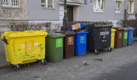 Przez system kaucyjny żółte pojemniki nie zapełniają się tak jak kiedyś cennym plastikiem i miejskie firmy zarabiają przez to mniej