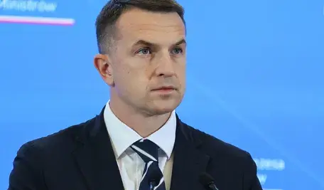 Dawid Kacprzyk nadal wykonuje zawód lekarza mimo kontrowersji związanych z jego działalnością, a rzecznik rządu Adam Szłapka przekonuje, że poniósł już konsekwencje w związku z tą sprawą.