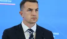 Dawid Kacprzyk nadal wykonuje zawód lekarza mimo kontrowersji związanych z jego działalnością, a rzecznik rządu Adam Szłapka przekonuje, że poniósł już konsekwencje w związku z tą sprawą.