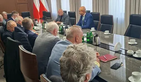 Przewoźnicy drogowi zapowiadają protest i blokadę wybranych dróg w Polsce, zarzucając ministrowi infrastruktury Dariuszowi Klimczakowi ignorowanie postulatów branży transportowej.