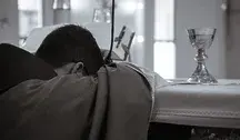Ksiądz przy ołtarzu