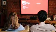 Kobieta i mężczyzna oglądający telewizję