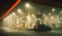 Samochód na tle stacji benzynowej