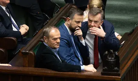 Politycy obecnej koalicji rządzącej przed laty domagali się obniżenia podatków i marż, aby zmniejszyć ceny paliw; dziś autor artykułu przypomina ich dawne postulaty i pyta, dlaczego rząd z nich nie korzysta.