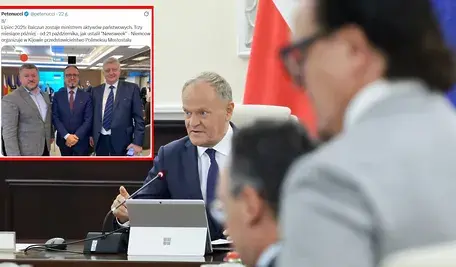 Premier Donald Tusk przewodniczy posiedzeniu rządu w KPRM, w tle postać ministra Wojciecha Balczuna.