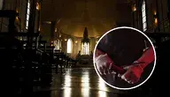 Zdjęcie kościoła i mężczyzny trzymającego nóż