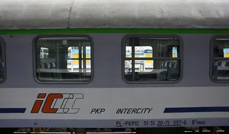 Pasażerom pociągu Intercity, który utknął na cztery godziny na torach, nie zapewniono nawet wody