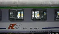 Pasażerom pociągu Intercity, który utknął na cztery godziny na torach, nie zapewniono nawet wody