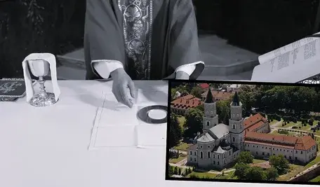 Ksiądz przy ołtarzu i zdjęcie klasztoru