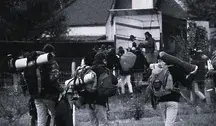 Migranci idący z bagażami