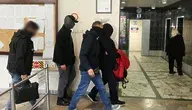 Artur K. (4L) doprowadzony do delegatury departamentu ds. przestępczości zorganizowanej i korupcji Prokuratury Krajowej w Katowicach, 22 bm. Policjanci zatrzymali Artura K. w związku ze śledztwem dotyczącym Zondacrypto. Postępowanie w sprawie giełdy kryptowalut Zondacrypto zostało wszczęte przez Prokuraturę Regionalną w Katowicach 17 kwietnia br. pod kątem oszustw znacznej wartości i prania brudnych pieniędzy. Dotychczas wpłynęło kilka tysięcy zawiadomień o przestępstwie. 