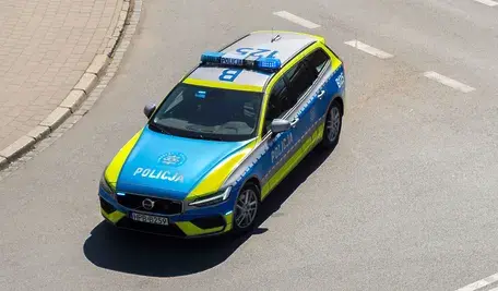 Mężczyzna, w którego auto wjechał nieoznakowany radiowóz, nie może dostać odszkodowania, bo policja nie przyznaje się do winy