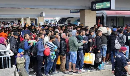 Migranci na dworcu kolejowym w Wiedniu.