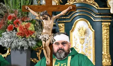 Jeden z poszkodowanych podczas napaści ks. Adrian głosi kazanie na mszy świętej sprawowanej w intencji śp. ks. Stanisława Zbojnowicza w kościele rektoralnym pw. św. Mikołaja i św. Stanisława Biskupa w Jarosławiu, 26 bm. Duchowny zmarł w wyniku ataku, dokonanego na terenie klasztoru sióstr Benedyktynek w Jarosławiu przez 31-letniego Ihora M.