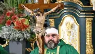 Jeden z poszkodowanych podczas napaści ks. Adrian głosi kazanie na mszy świętej sprawowanej w intencji śp. ks. Stanisława Zbojnowicza w kościele rektoralnym pw. św. Mikołaja i św. Stanisława Biskupa w Jarosławiu, 26 bm. Duchowny zmarł w wyniku ataku, dokonanego na terenie klasztoru sióstr Benedyktynek w Jarosławiu przez 31-letniego Ihora M.