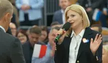 Monika Piątkowska podczas wiecu wyborczego w Krakowie zażartowała w obecności Donalda Tuska, że Kraków jest najważniejszym miastem w Polsce „może poza Gdańskiem”.