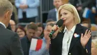 Monika Piątkowska podczas wiecu wyborczego w Krakowie zażartowała w obecności Donalda Tuska, że Kraków jest najważniejszym miastem w Polsce „może poza Gdańskiem”.