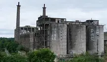Rüdersdorf Niemcy 20 czerwca 2022 r.: Opuszczony zakład chemiczny wykorzystywany do produkcji pasz dla zwierząt i fosforanów paszowych.