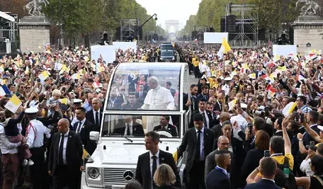 Paryż: Papież Leon XIV w papamobile mija Łuk Triumfalny. W gigantycznej mszy pod gołym niebem w centrum stolicy Francji uczestniczyło ponad pół miliona osób.