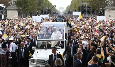 Paryż: Papież Leon XIV w papamobile mija Łuk Triumfalny. W gigantycznej mszy pod gołym niebem w centrum stolicy Francji uczestniczyło ponad pół miliona osób.