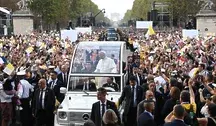 Paryż: Papież Leon XIV w papamobile mija Łuk Triumfalny. W gigantycznej mszy pod gołym niebem w centrum stolicy Francji uczestniczyło ponad pół miliona osób.