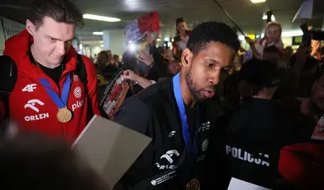 Wilfredo Leon na lotnisku w Warszawie
